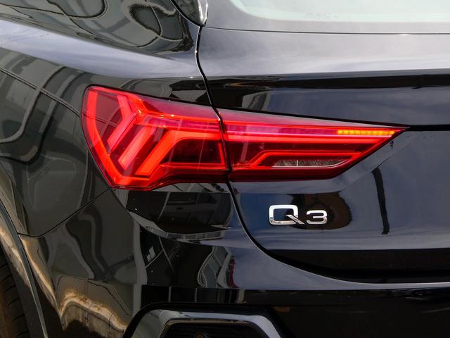 Ｑ３スポーツバック ３５ＴＦＳＩ　コンビニアシスタンスパッケージ　３本スポークステアリングパドルシフト付　スマートフォンインターフェイス　ＴＶチューナー（50枚目）