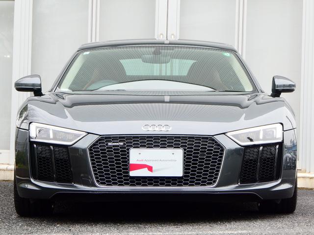 Ｒ８ Ｖ１０クーペ　５．２ＦＳＩクワトロ　ダイナミックステアリング　エンジンカバー・サイドブレードカーボン　レザートリム　レザー　ヘッドライニング　２０ＡＷ　Ｂ＆Ｏ　デコパネ　ステアリングマルチ　キャリパーレッド　拡張デコパネ（2枚目）