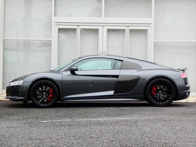 Ｒ８ Ｖ１０クーペ　５．２ＦＳＩクワトロ　ダイナミックステアリング　エンジンカバー・サイドブレードカーボン　レザートリム　レザー　ヘッドライニング　２０ＡＷ　Ｂ＆Ｏ　デコパネ　ステアリングマルチ　キャリパーレッド　拡張デコパネ（3枚目）