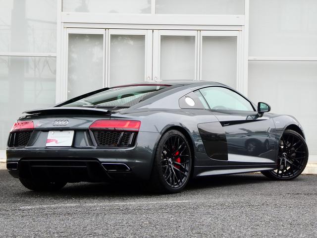Ｒ８ Ｖ１０クーペ　５．２ＦＳＩクワトロ　ダイナミックステアリング　エンジンカバー・サイドブレードカーボン　レザートリム　レザー　ヘッドライニング　２０ＡＷ　Ｂ＆Ｏ　デコパネ　ステアリングマルチ　キャリパーレッド　拡張デコパネ（4枚目）