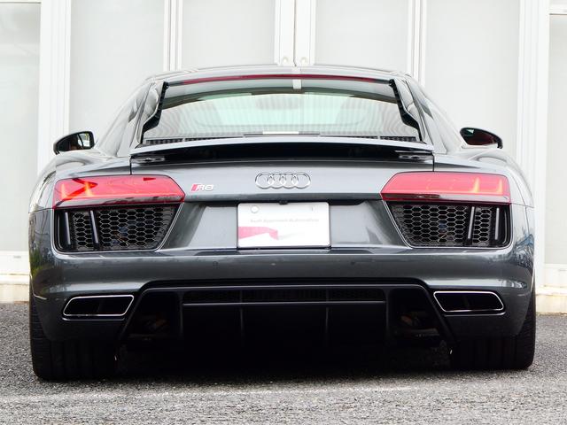 Ｒ８ Ｖ１０クーペ　５．２ＦＳＩクワトロ　ダイナミックステアリング　エンジンカバー・サイドブレードカーボン　レザートリム　レザー　ヘッドライニング　２０ＡＷ　Ｂ＆Ｏ　デコパネ　ステアリングマルチ　キャリパーレッド　拡張デコパネ（5枚目）
