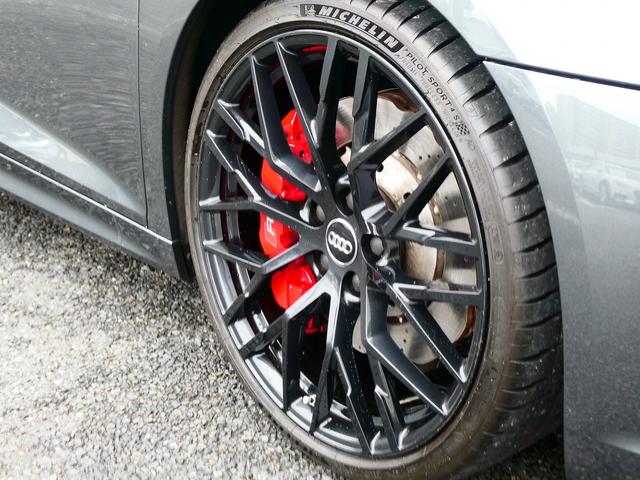 Ｒ８ Ｖ１０クーペ　５．２ＦＳＩクワトロ　ダイナミックステアリング　エンジンカバー・サイドブレードカーボン　レザートリム　レザー　ヘッドライニング　２０ＡＷ　Ｂ＆Ｏ　デコパネ　ステアリングマルチ　キャリパーレッド　拡張デコパネ（6枚目）