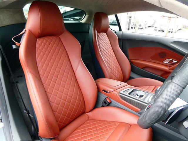 Ｒ８ Ｖ１０クーペ　５．２ＦＳＩクワトロ　ダイナミックステアリング　エンジンカバー・サイドブレードカーボン　レザートリム　レザー　ヘッドライニング　２０ＡＷ　Ｂ＆Ｏ　デコパネ　ステアリングマルチ　キャリパーレッド　拡張デコパネ（7枚目）