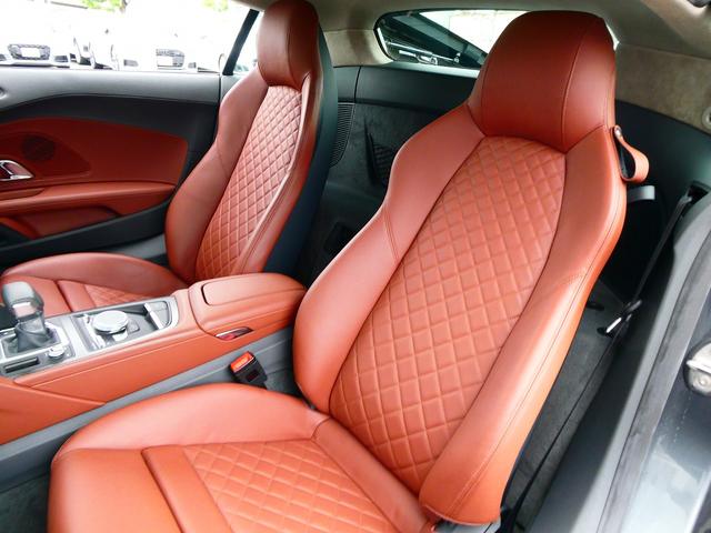 Ｒ８ Ｖ１０クーペ　５．２ＦＳＩクワトロ　ダイナミックステアリング　エンジンカバー・サイドブレードカーボン　レザートリム　レザー　ヘッドライニング　２０ＡＷ　Ｂ＆Ｏ　デコパネ　ステアリングマルチ　キャリパーレッド　拡張デコパネ（9枚目）