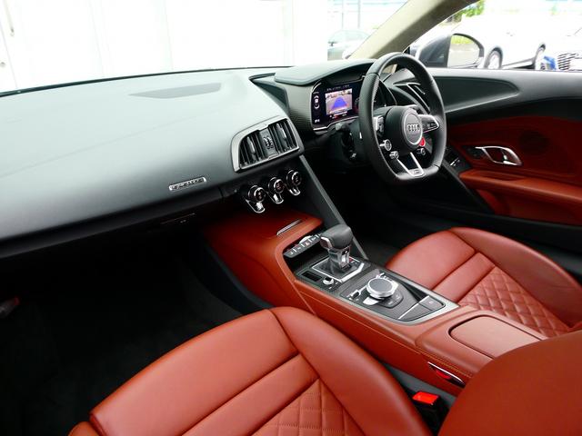 Ｒ８ Ｖ１０クーペ　５．２ＦＳＩクワトロ　ダイナミックステアリング　エンジンカバー・サイドブレードカーボン　レザートリム　レザー　ヘッドライニング　２０ＡＷ　Ｂ＆Ｏ　デコパネ　ステアリングマルチ　キャリパーレッド　拡張デコパネ（12枚目）