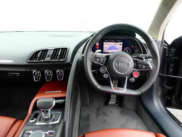 Ｒ８ Ｖ１０クーペ　５．２ＦＳＩクワトロ　ダイナミックステアリング　エンジンカバー・サイドブレードカーボン　レザートリム　レザー　ヘッドライニング　２０ＡＷ　Ｂ＆Ｏ　デコパネ　ステアリングマルチ　キャリパーレッド　拡張デコパネ（13枚目）