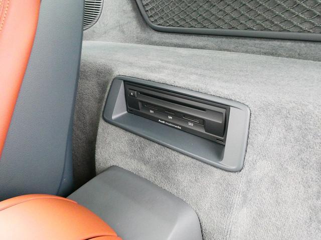 Ｒ８ Ｖ１０クーペ　５．２ＦＳＩクワトロ　ダイナミックステアリング　エンジンカバー・サイドブレードカーボン　レザートリム　レザー　ヘッドライニング　２０ＡＷ　Ｂ＆Ｏ　デコパネ　ステアリングマルチ　キャリパーレッド　拡張デコパネ（15枚目）