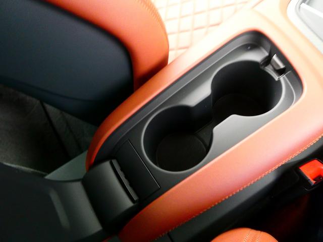 Ｒ８ Ｖ１０クーペ　５．２ＦＳＩクワトロ　ダイナミックステアリング　エンジンカバー・サイドブレードカーボン　レザートリム　レザー　ヘッドライニング　２０ＡＷ　Ｂ＆Ｏ　デコパネ　ステアリングマルチ　キャリパーレッド　拡張デコパネ（21枚目）