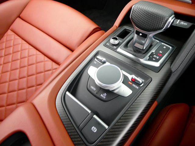 Ｒ８ Ｖ１０クーペ　５．２ＦＳＩクワトロ　ダイナミックステアリング　エンジンカバー・サイドブレードカーボン　レザートリム　レザー　ヘッドライニング　２０ＡＷ　Ｂ＆Ｏ　デコパネ　ステアリングマルチ　キャリパーレッド　拡張デコパネ（22枚目）