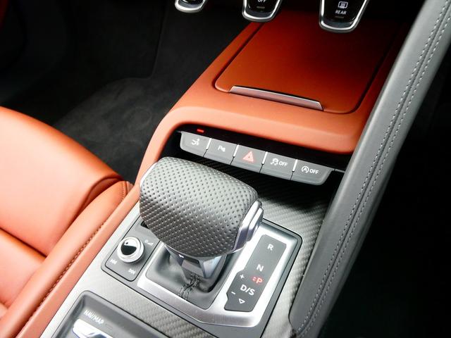 Ｒ８ Ｖ１０クーペ　５．２ＦＳＩクワトロ　ダイナミックステアリング　エンジンカバー・サイドブレードカーボン　レザートリム　レザー　ヘッドライニング　２０ＡＷ　Ｂ＆Ｏ　デコパネ　ステアリングマルチ　キャリパーレッド　拡張デコパネ（23枚目）