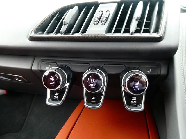 Ｒ８ Ｖ１０クーペ　５．２ＦＳＩクワトロ　ダイナミックステアリング　エンジンカバー・サイドブレードカーボン　レザートリム　レザー　ヘッドライニング　２０ＡＷ　Ｂ＆Ｏ　デコパネ　ステアリングマルチ　キャリパーレッド　拡張デコパネ（24枚目）