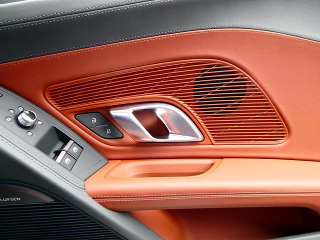 Ｒ８ Ｖ１０クーペ　５．２ＦＳＩクワトロ　ダイナミックステアリング　エンジンカバー・サイドブレードカーボン　レザートリム　レザー　ヘッドライニング　２０ＡＷ　Ｂ＆Ｏ　デコパネ　ステアリングマルチ　キャリパーレッド　拡張デコパネ（29枚目）