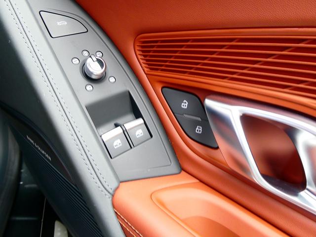 Ｒ８ Ｖ１０クーペ　５．２ＦＳＩクワトロ　ダイナミックステアリング　エンジンカバー・サイドブレードカーボン　レザートリム　レザー　ヘッドライニング　２０ＡＷ　Ｂ＆Ｏ　デコパネ　ステアリングマルチ　キャリパーレッド　拡張デコパネ（30枚目）