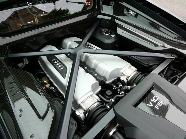 Ｒ８ Ｖ１０クーペ　５．２ＦＳＩクワトロ　ダイナミックステアリング　エンジンカバー・サイドブレードカーボン　レザートリム　レザー　ヘッドライニング　２０ＡＷ　Ｂ＆Ｏ　デコパネ　ステアリングマルチ　キャリパーレッド　拡張デコパネ（41枚目）