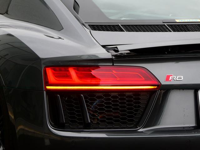 Ｒ８ Ｖ１０クーペ　５．２ＦＳＩクワトロ　ダイナミックステアリング　エンジンカバー・サイドブレードカーボン　レザートリム　レザー　ヘッドライニング　２０ＡＷ　Ｂ＆Ｏ　デコパネ　ステアリングマルチ　キャリパーレッド　拡張デコパネ（49枚目）