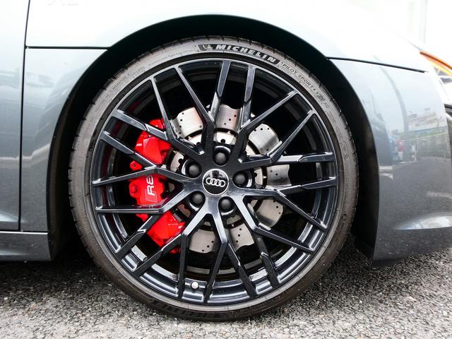 Ｒ８ Ｖ１０クーペ　５．２ＦＳＩクワトロ　ダイナミックステアリング　エンジンカバー・サイドブレードカーボン　レザートリム　レザー　ヘッドライニング　２０ＡＷ　Ｂ＆Ｏ　デコパネ　ステアリングマルチ　キャリパーレッド　拡張デコパネ（51枚目）