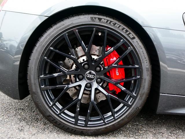 Ｒ８ Ｖ１０クーペ　５．２ＦＳＩクワトロ　ダイナミックステアリング　エンジンカバー・サイドブレードカーボン　レザートリム　レザー　ヘッドライニング　２０ＡＷ　Ｂ＆Ｏ　デコパネ　ステアリングマルチ　キャリパーレッド　拡張デコパネ（52枚目）