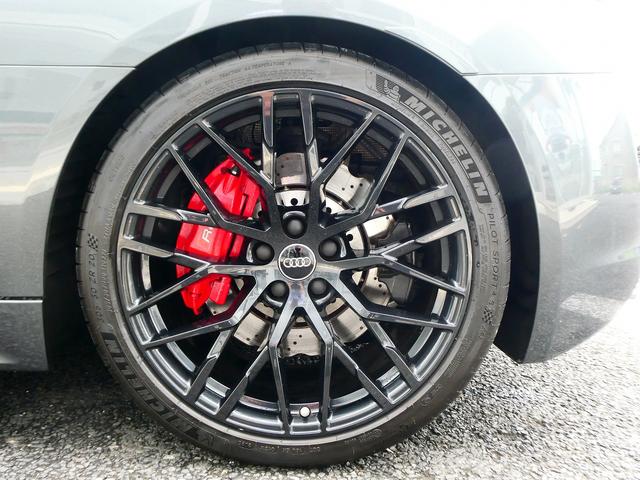 Ｒ８ Ｖ１０クーペ　５．２ＦＳＩクワトロ　ダイナミックステアリング　エンジンカバー・サイドブレードカーボン　レザートリム　レザー　ヘッドライニング　２０ＡＷ　Ｂ＆Ｏ　デコパネ　ステアリングマルチ　キャリパーレッド　拡張デコパネ（53枚目）