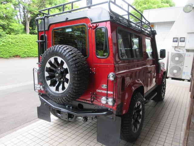 ディフェンダー 　９０ＳＷ　２．２Ｔｄｃｉ　ＸＳ　半革　新品Ｓａｗｔｏｏｔｈ１８ホイール　新品タイヤ　４人乗り　ＡＴ換装済　Ｎｏｘ／Ｐｍ適合　３ナンバー　ＥＸＰＥＤＩＴＩＯＮルーフラック＆リアラダー　ＬＥＤ　記録簿（8枚目）