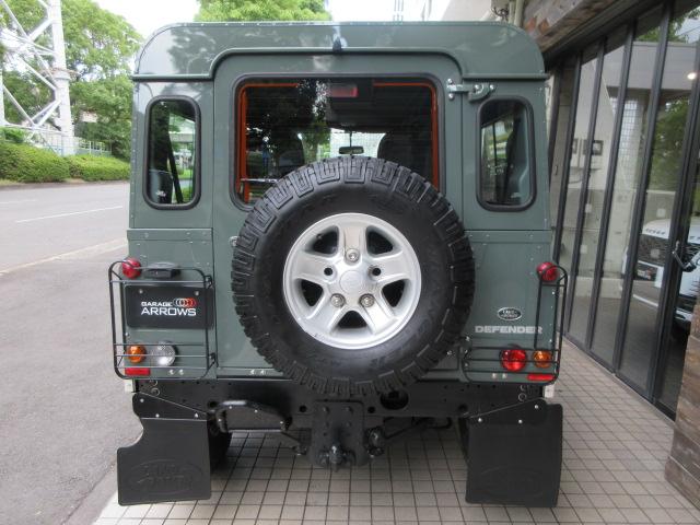 ディフェンダー 　９０ＳＷ　２．２Ｔｄｃｉ　ＸＳ　半革　純正ＡＷ　４人乗り　ＡＴ換装済　Ｎｏｘ／Ｐｍ適合　３ナンバー　後期最終　クリアレンズ　前後Ｍフラップ　ＸＳサイドランナー　背面タイヤ　並行輸入　右Ｈ　記録簿（3枚目）