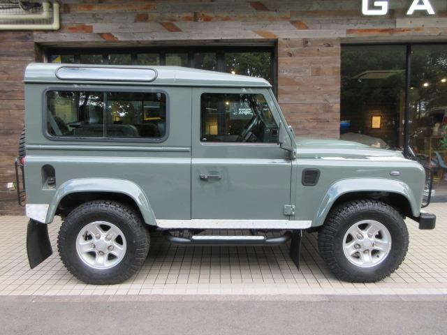 ディフェンダー 　９０ＳＷ　２．２Ｔｄｃｉ　ＸＳ　半革　純正ＡＷ　４人乗り　ＡＴ換装済　Ｎｏｘ／Ｐｍ適合　３ナンバー　後期最終　クリアレンズ　前後Ｍフラップ　ＸＳサイドランナー　背面タイヤ　並行輸入　右Ｈ　記録簿（4枚目）