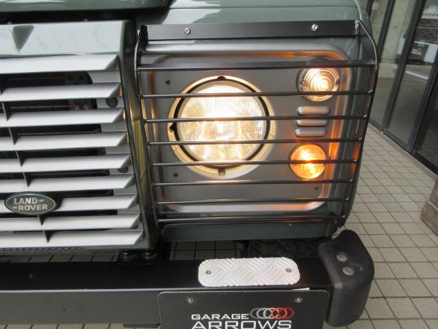 ディフェンダー 　９０ＳＷ　２．２Ｔｄｃｉ　ＸＳ　半革　純正ＡＷ　４人乗り　ＡＴ換装済　Ｎｏｘ／Ｐｍ適合　３ナンバー　後期最終　クリアレンズ　前後Ｍフラップ　ＸＳサイドランナー　背面タイヤ　並行輸入　右Ｈ　記録簿（7枚目）