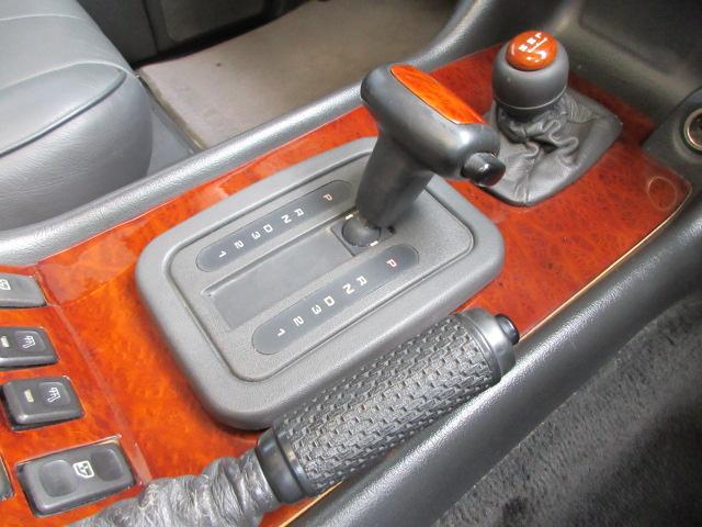 レンジローバー ベースグレード 本革 SR SWB 後期インテリア コイルサス換装 ブレーキマスターバック方式換装 ボディNewペイント ホワイトコントラストルーフ アルミ製アッパーゲート 天張新品生地張替済 正規D車 右H 記付(11枚目)