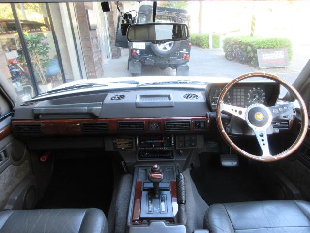 レンジローバー ベースグレード　本革　ＳＲ　ＳＷＢ　クラシックインテリア　コイルサス　ボディＮｅｗペイント　バーチカルグリル　ウッドパネルリペア施工　ウッドステアリング　天張張替済　ＬＥＤヘッドライト　バックカメラ　前後ドラレコ付（15枚目）