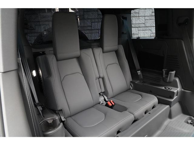ディフェンダー １１０Ｘ－ダイナミックＳＥ　Ｄ３００　７人乗り　ファミリーパック　エアサス　ベージュ＆グレー内装　サイドステップ　ＭＥＲＩＤＩＡＮサウンド　ワンオーナー　新車保証付き（13枚目）