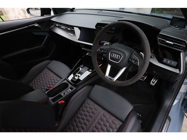 RS3スポーツバック ベースグレード ケモラグレー RSデザインPKG サンルーフ RSスポーツエキゾースト マトリクスLED Bang&Olufsen ワンオーナー(9枚目)