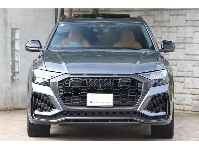 ＲＳ Ｑ８ ベースグレード　レザーシートＰＫＧ　カーボングロスブラックスタイリングＰＫＧ　パノラマサンルーフ　茶革　ＲＳスポーツエキゾースト　ＯＰ２３インチＡＷ　新車保証付き（6枚目）