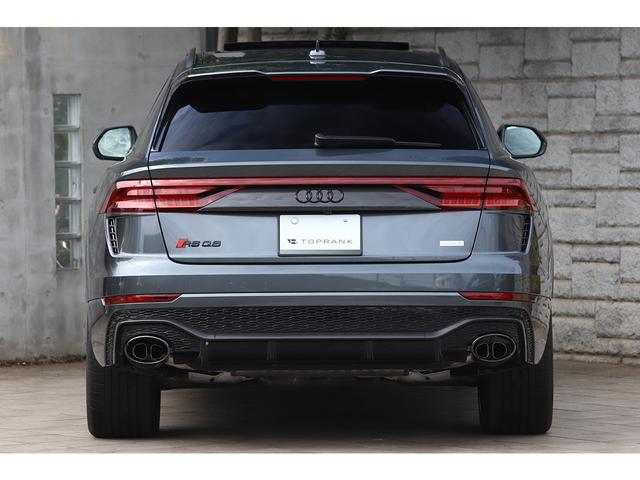 ＲＳ Ｑ８ ベースグレード　レザーシートＰＫＧ　カーボングロスブラックスタイリングＰＫＧ　パノラマサンルーフ　茶革　ＲＳスポーツエキゾースト　ＯＰ２３インチＡＷ　新車保証付き（7枚目）