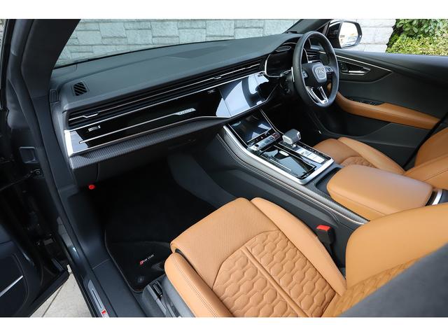 ＲＳ Ｑ８ ベースグレード　レザーシートＰＫＧ　カーボングロスブラックスタイリングＰＫＧ　パノラマサンルーフ　茶革　ＲＳスポーツエキゾースト　ＯＰ２３インチＡＷ　新車保証付き（9枚目）