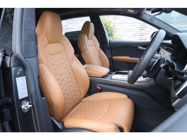 ＲＳ Ｑ８ ベースグレード　レザーシートＰＫＧ　カーボングロスブラックスタイリングＰＫＧ　パノラマサンルーフ　茶革　ＲＳスポーツエキゾースト　ＯＰ２３インチＡＷ　新車保証付き（10枚目）