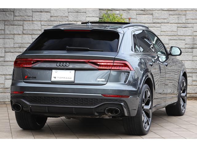 ＲＳ Ｑ８ ベースグレード　レザーシートＰＫＧ　カーボングロスブラックスタイリングＰＫＧ　パノラマサンルーフ　茶革　ＲＳスポーツエキゾースト　ＯＰ２３インチＡＷ　新車保証付き（18枚目）