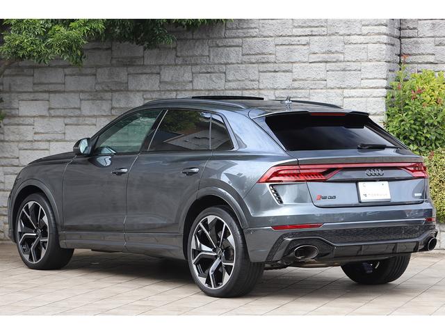 ＲＳ Ｑ８ ベースグレード　レザーシートＰＫＧ　カーボングロスブラックスタイリングＰＫＧ　パノラマサンルーフ　茶革　ＲＳスポーツエキゾースト　ＯＰ２３インチＡＷ　新車保証付き（21枚目）