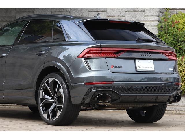 ＲＳ Ｑ８ ベースグレード　レザーシートＰＫＧ　カーボングロスブラックスタイリングＰＫＧ　パノラマサンルーフ　茶革　ＲＳスポーツエキゾースト　ＯＰ２３インチＡＷ　新車保証付き（30枚目）