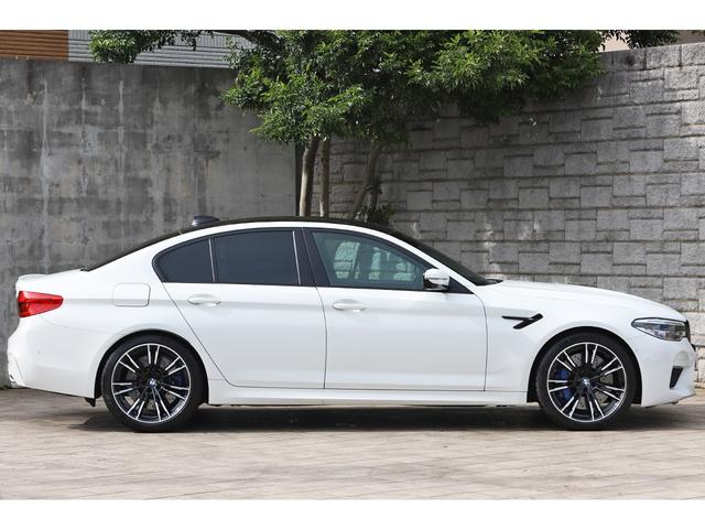 Ｍ５ Ｍ５　コンフォートＰＫＧ　カーボンルーフ　ブラックレザー　シートヒーター＆ベンチレーター　純正２０インチＡＷ　ハーマンカードン（5枚目）