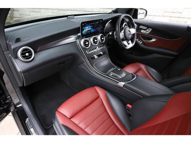 レッドペッパー＆ブラックの上質な本革インテリアを組み合わせた人気仕様。