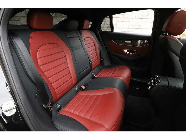 後席にもシートヒーターを装備し、寒い季節でも快適に過ごせる仕様。６４色のアンビエントライトによる柔らかなライティングが、夜間の移動をより上質な空間へと演出します。