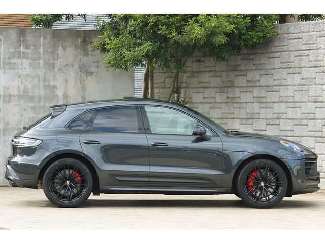 マカン マカンＧＴＳ　スポーツクロノＰＫＧ　パノラマサンルーフ　純正２１インチＡＷ　ＰＤＬＳ　スポーツエグゾースト　ＰＳＣＢ　レーンキープ　ティンテッドＬＥＤテールライト（17枚目）