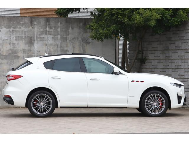 レヴァンテ グランスポーツ　レッドレザー　パノラマサンルーフ　ＯＰ２０インチＡＷ　フルプレミアムレザー　フルアダプティブＬＥＤヘッドライト　アクティブエアサス（5枚目）