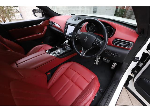 レヴァンテ グランスポーツ　レッドレザー　パノラマサンルーフ　ＯＰ２０インチＡＷ　フルプレミアムレザー　フルアダプティブＬＥＤヘッドライト　アクティブエアサス（9枚目）