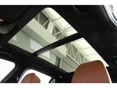 【オプション装備】電動パノラマガラスサンルーフ選択により、車内に光が差し込み広々とした空間を演出してくれます。 6