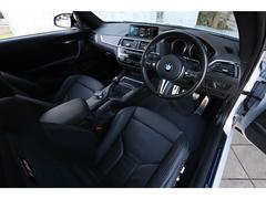 �볦��������ʬ���濴�˥����ܥ󤬻��Ѥ��졢�������Τ˥졼������ʷ�ϵ���������ޤ��� 4