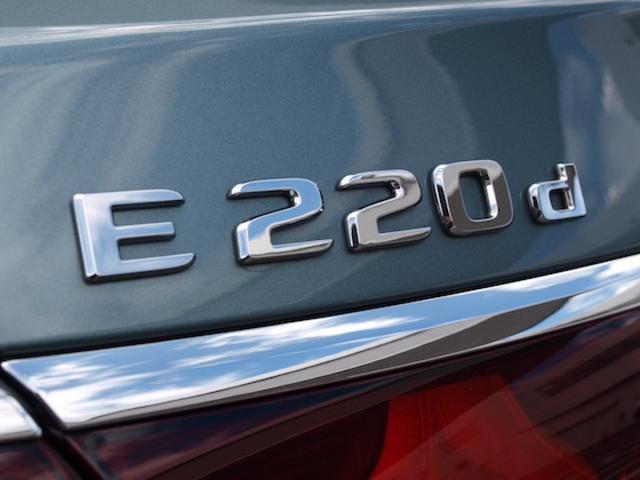 Ｅクラス Ｅ２２０　ｄ　アバンギャルド　ＡＭＧラインパッケージ　レザーエクスクルーシブパッケージ　アドバンスドパッケージ　デジタルインテリアパッケージ　Ｂｌｕｅｔｏｏｔｈ接続　ＥＴＣ　ＬＥＤヘッドライト　ＴＶ　アイドリングストップ（32枚目）