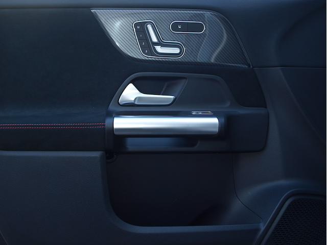 GLAクラス GLA200 d 4MATIC AMGラインパッケージ Bluetooth接続 ETC LEDヘッドライト TV アイドリングストップ クルーズコントロール コネクテッド機能 サイドカメラ シートヒーター トランクスルー ナビ(7枚目)