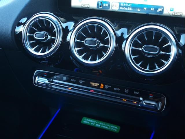 GLAクラス GLA200 d 4MATIC AMGラインパッケージ Bluetooth接続 ETC LEDヘッドライト TV アイドリングストップ クルーズコントロール コネクテッド機能 サイドカメラ シートヒーター トランクスルー ナビ(23枚目)