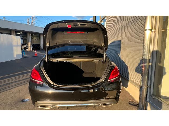 【トランク・ラゲッジスペース】奥行きのあるフラットなトランクフロア形状と出っ張りの少ない形状を実現し、使い勝手に優れます。開口部も広く設計されており、荷物の積み降ろしも用意です。