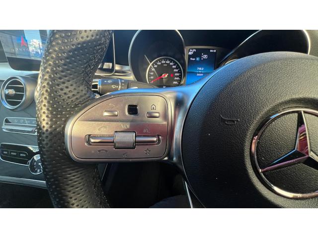 【スイッチ＆コントロール類】人間工学的に優れたデザインのスイッチは整然と配置され、使いやすくまとめられています。誤操作を避けることができ、安心して快適に安全な運転を続けることができます。